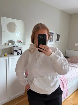 Vit hoodie  - En vit hoodie från bikbok i storlek M, knappt använd så i fint skick 💕