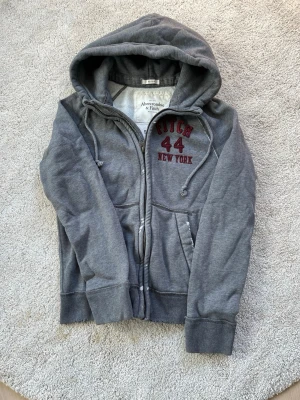 Abercrombie & Fitch hoodie - Säljer denna sällsynta och mycket eftertraktade Abercrombie & Fitch hoodie | Storlek S | Skick 9/10 | Vid eventuella frågor hör gärna av dig och erbjuder bra pris vid köp av bundle 😁✅