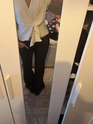 Mörkblå jeans  - Mörkblå jeans storlek 38, i skit bra skick. Modellen heter ultra low waist 