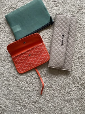 Tre sminkväskor och fodral - Säljer tre olika sminkväskor och förvaringsfodral. 