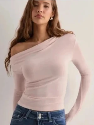 Ljusrosa offshoulder tröja - Trendig ljusrosa offshoulder topp med lång ärm och tight passform, prutbar men säljes ej längre 