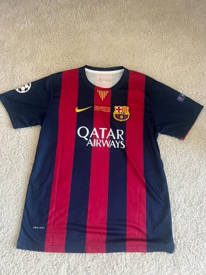 Neymar tshirt - Snygg retro neymar barcelona tshirt från champions league finalen 2015 mot Juventus. Skit sällsynt och snygg. Toppskick och helt felfri, perfekt inför värmen