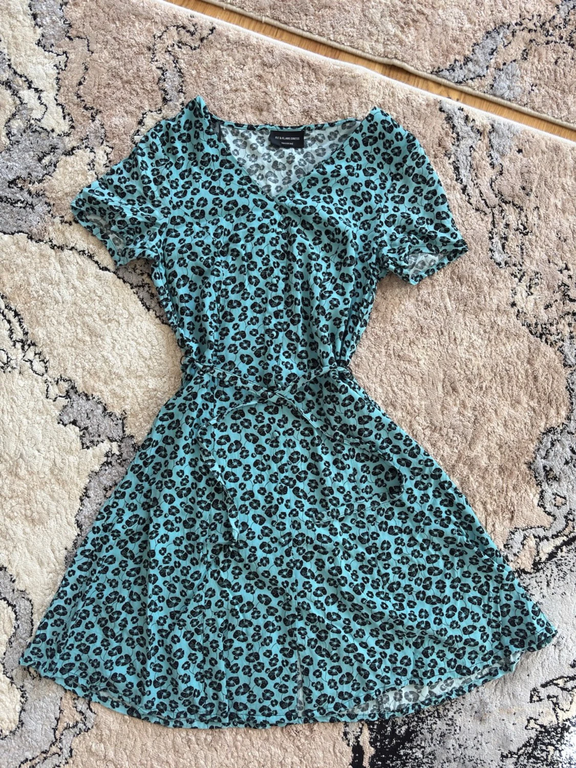 Turkos leopardmönstrad kortklänning