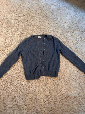 Kashmir tröja från Soft Goat - Fin tröja från soft goat i 100% Kashmir. Storlek XS.                                                    Säljer då jag inte får användning av den, använd ungefär 2 gånger. Har en liten brun fläck på ärmen men inget som märks ❣️❣️