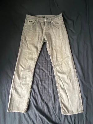 Gråa jeans från HUGO BOSS - Ett par gråa jeans från HUGO BOSS i ett väldigt fint skick. Har du några frågor - skriv gärna
