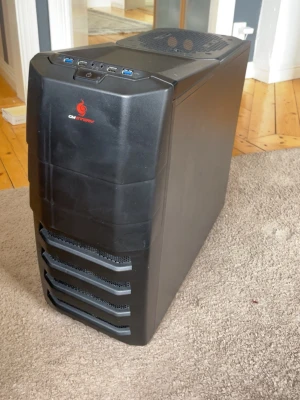 Pc Acer stationär datorlåda svart - Säljer ett svart stationärt datorchassi från CM Storm med futuristisk design och flera USB-portar på ovansidan. Chassit är tillverkat i metall och plast och har ventilationsgaller för bra luftflöde. Perfekt för dig som vill bygga egen gamingdator. i5/1650/1tb/16gb. Hämtas i Jönköping eller Huskvarna svergie 