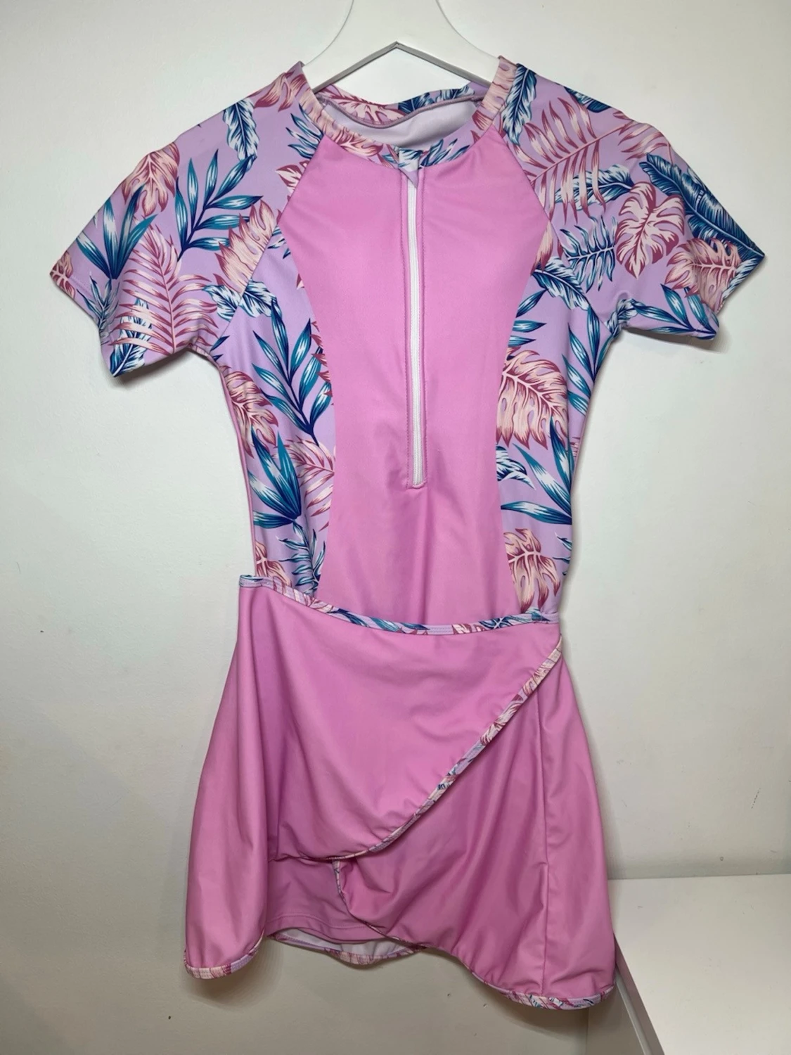 Rosa baddräkt med tropiskt mönster