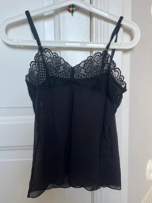 Spets linne  - Jättefint mesh linne med spets detaljer!! Står storlek XL men skulle säga S. 