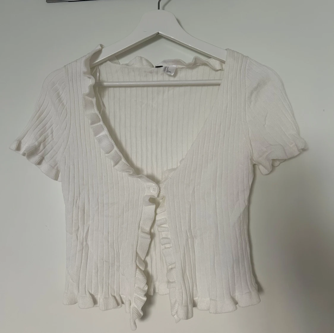 Vit ribbad blus/kofta med volangkant