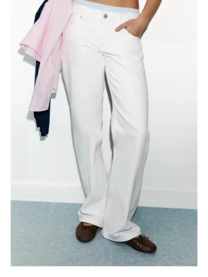 Vita jeans Zara - Super fina vita Lågmidjade jeans från Zara i storlek 34😇 använda en gång då de va lite stora på mig❣️