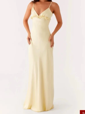 Ljusgul balklänning - Ljusgul balklänning i satin. Helt ny med lapppar kvar ifrån Peppermayo. Modellen är 174. Har ljusterbara band och dragkedja. 