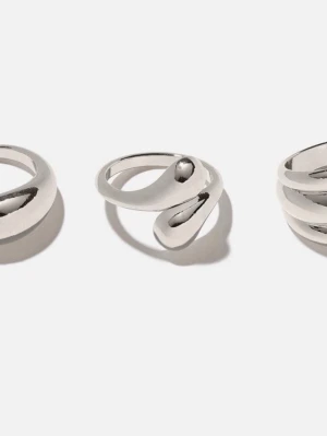 Silverfärgad droppformad ring - Unik ring i blankt silverfärgat metall med en modern, droppformad design. Ringen har en mjuk, organisk form som ger en cool och trendig look. Perfekt för dig som gillar statement-smycken och vill sticka ut lite extra.