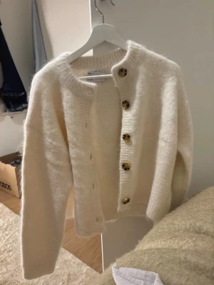Alpacka kofta - Slutsåld kofta från ASOS premium! 55% alpacka! Köptes för 1000kr. Prislappen finns kvar på koftan. Aldrig använd .
