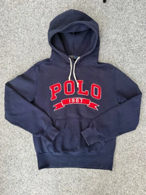 Ralph Lauren hoodie | S  - Riktigt schysst Ralph Lauren hoodie | Storlek: S | Mycket bra skick | Archive | Hör av er vid minsta lilla fråga eller fundering! Pris kan gå ner vid snabb affär!