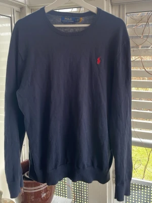 Mörkblå tröja från Polo Ralph Lauren - Tjena, säljer nu en riktig snygg halv zip från Ralph Lauren i färgen mörkblå. Tröjan är i strl L men sitter mer som en M. Nypris 2295 mitt pris är 599. Tröjan är i top skick, inga hål eller defekter. Bara höra av sig vid frågor och funderingar😁