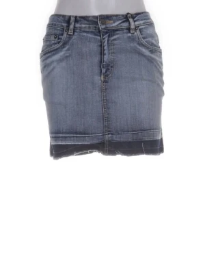 Blå jeanskjol med broderade fickor - Snygg blå jeanskjol i kort modell med slitna detaljer och rå kant nertill. Kjolen har två framfickor och två bakfickor med coola broderade mönster i beige. Perfekt till vardags för en avslappnad och trendig look.