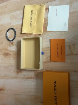 LV armband  - Hej säljer nu ett armband hör av er om ni har några frågor mvh r.l.resell obs pri kan diskuteras vid snabb affär 😁