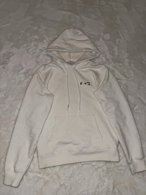 Off-White Hoodie - Off-White hoodie i storlek XS, kvitto finns. Hör av er vid intresse!😁