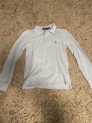 Grå Ralph Lauren skjorta - 10-12 år, slim fit. Inköpt från kids brand store i Malmö.