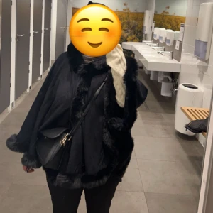 Hollies poncho - Hollies poncho som har använts 2 gånger. Ordinarie pris 800kr.