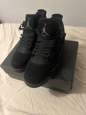 HELT NYA 😎 ~ skor 42 löpar - skriv vid frågor eller funderingar, kan frakta literally imorgon eller idag. gratis frakt också. helt nya oanvända. passar dig med 41-42 EU , bästa svarta skorna i världen möjligen ~ 😎‼️🔥