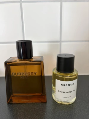 Burberry Hero EDP & Essence Drunk Apple Pie - Burberry hero man EDP 100 ml - sparsamt använd. 600 kr.                                                                                            Essence drunk apple pie EDP 50 ml unisex - endast testad. 150 kr.