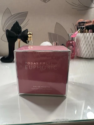 Today I Feel... Euphoric EdT 50ml - Fräsch Eau de Toilette i en snygg rosa och silverfärgad förpackning från Today I Feel. Doften heter Euphoric och flaskan rymmer 50 ml. Perfekt för dig som gillar moderna och feminina parfymer.