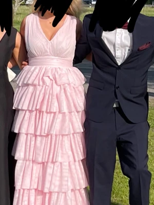 Ljusrosa långklänning med volanger - Säljer min fina fina ljusrosa balklänning med volanger! Har endast använts en gång och är helt som ny💕 