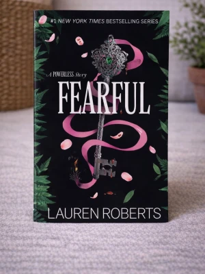 Fearful (Brand new, Normal size – not pocket) - "Boken utforskar rädslans psykologi och hur osäkerhet kan styra våra beslut, relationer och självbild. Genom att synliggöra hur rädsla formas och förstärks, uppmuntrar den läsaren att bryta destruktiva tankemönster och återta kontrollen över sitt inre liv. Resultatet är en stark berättelse om mod, självkännedom och personlig frigörelse.  rädsla, ångest, psykologi, självkännedom, inre styrka, personlig utveckling" 