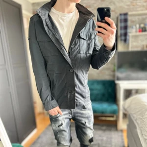 Strellson field jacket - Mycket bra skick, inga defekter! Passar dig som är mellan 175-185cm ungefär. Nypris ca 2000kr. Modellen är 185 cm, 75kg. Passar bra nu till våren! Skriv för mer information!🤝