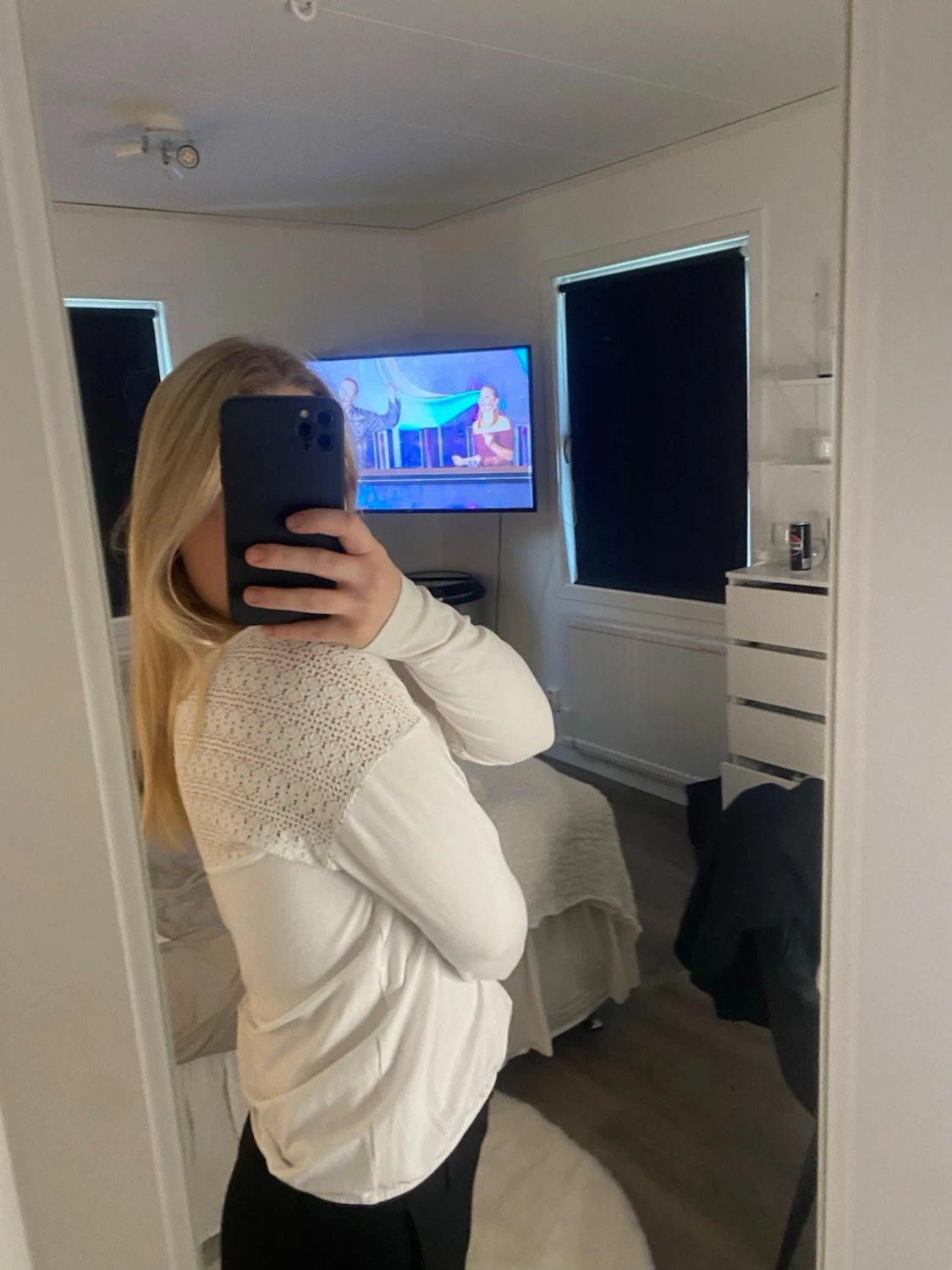 Vit långärmad topp med spetsdetalj - 1