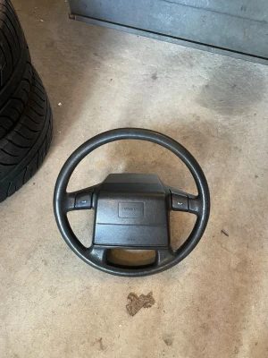 Volvo ratt och grill nack stöd  - Hej jag säljer lite Volvo grejer till din bil ha en svart ratt som satt i en 945 jätte bra skick ha sedan en gril och lite nack stöd till 940/945 2st blåa 2st svarta 500kr för allt