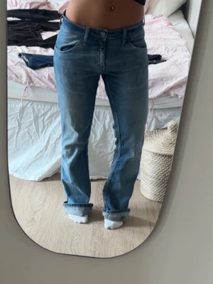 Low waist jeans  - Super fina baggy jeans från wangler med en härlig ljusblå färg. 