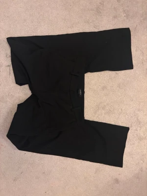 Svarta vida kostymbyxor från Vero Moda - Säljer ett par svarta kostymbyxor med hög midja och vida ben. 