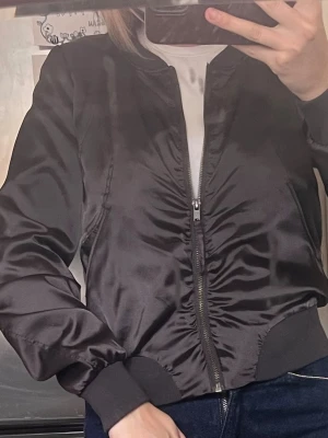 Bomberjacka med detaljer - Jättefin kortare bomberjacka som går in nertill lite, med detaljer