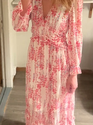 Rosa blommig klänning - Säljer denna superfina klänningen💞