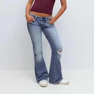 Blå bootcut jeans  - Snygga blå bootcut jeans med röda detaljer, då dom är lite för korta för mig. Använda fåtal gånger men ändå bra skick. Nypris är 359kr. Om du har någon fundering eller bud så skriv privat! 💓