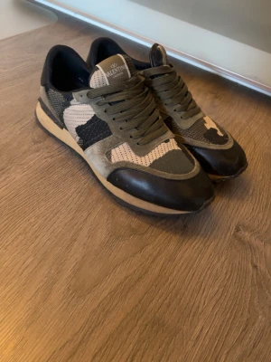 Valentino rockrunners - Ett par Valentino Rockrunners i bra skick. Dom är använda men inte slitna. Storlek 46 men passar lite mer som 45. Innermått ca 29,5 cm. Ingen skobox ingår.