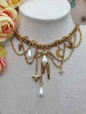 Handgjort halsband med pärlor och hjärta  - Material-rostfritt stål. 