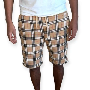 Burberry Shorts, Beige, Storlek XL - Helt ny, högkvalitativ replika . Modellen på bilden är 175 cm lång och bär storlek S.  Pris: 899 kr  Leverans: Skickas inom 24 timmar  Observera: Begränsat antal i lager – först till kvarn gäller  