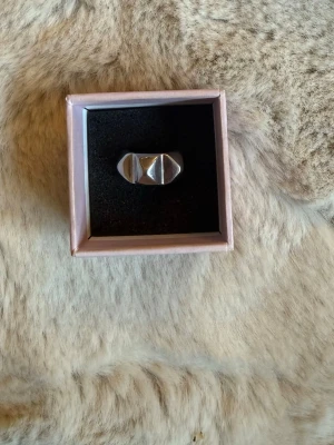 Edblad ring - Säljer min Edblad ring då jag ej använder silver. Fint skick och knappt använd. Storleken på den är 16.80mm