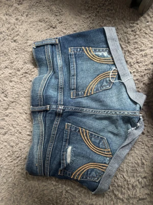 Lågmidjade shorts ljusblå till mörkblå  - Snygga detaljer på fickorna med en fin färg som är både ljus och mörk. Midjemått ca 35cm + stretch. Lågmidjade 