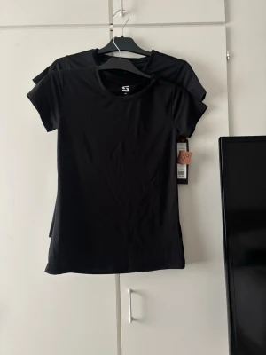 Svart t-shirt från SOC - En stilren svart tränings T-shirt  med rund halsringning och korta ärmar. Tillverkad i ett mjukt och stretchigt material . Säljer 1 för 50 och två för 100