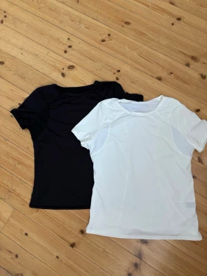 Tränings tröjor - 2 st tränings  t-shirts ifrån shein, den vita är aldrig använd och den svarta är använd kanske 3 gånger. 