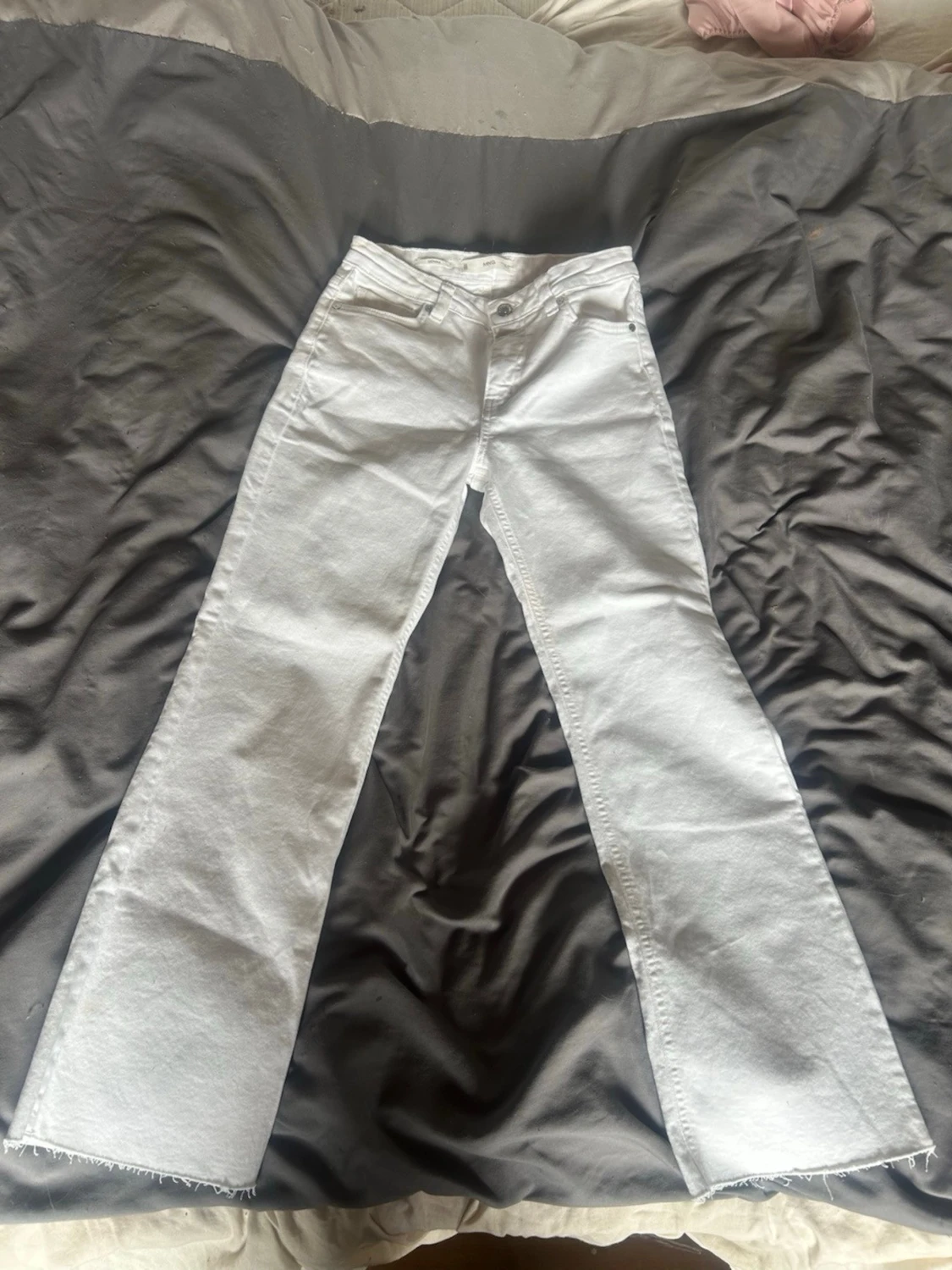 Vita bootcut jeans från MNG