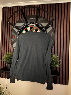 Mörkgrön merinoulltröja från Vailent - Snygg mörkgrön tröja från Vailent i mjuk merinoull. Tröjan har rund halsringning, långa ärmar och ribbade muddar vid ärmslut och nederkant. Perfekt för lager-på-lager och enkel att matcha med olika outfits.