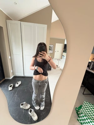 Gråa low waist bootcut jeans - Säljer ett par gråa low waist jeans med bootcut passform. Jeansen har en avslappnad look och sitter lågt på höften, perfekta för en trendig och avslappnad stil. Inga synliga detaljer från något märke. Materialet ser ut att vara klassisk denim. Storlek 170 ba lite sliten där nere då jag råkat gå på dom 