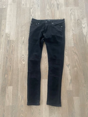 Svarta Jack and Jones jeans - Snygga svarta Jack and Jones jeans i mycket bra skick 