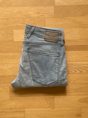 Replay jeans - Replay jeans | Skick 9,5 | Nypris ca 1500kr otroligt stretchiga! | Storlek W31 L32 | Mått: Bredd - 41cm Längd - ca 98cm | Perfekta jeansen till sommaren! | Hör av dig vid minsta fråga eller fundering!📩