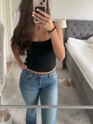 Blå jeans från Zara - Snygga blå jeans från Zara med rak passform, låg midja 
